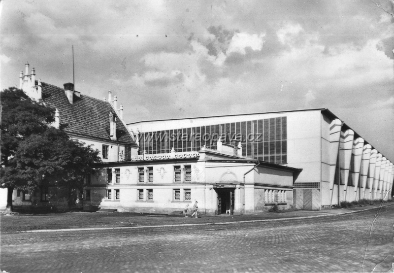 zameckyokruh (26).jpg - Zastřešený Zimní stadion s ještě nepřestavěnou půvpodní budovou.